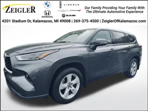Gray 2022 Toyota Highlander LE for sale in Kalamazoo, MI