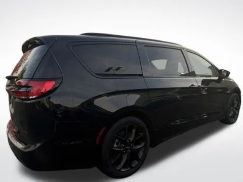 More photos of 2025 Chrysler Pacifica Limited at Zeigler BMW of Kalamazoo, MI