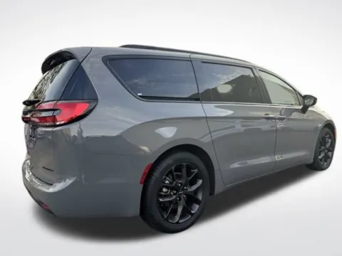 More photos of 2025 Chrysler Pacifica Limited at Zeigler BMW of Kalamazoo, MI