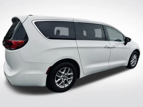 More photos of 2024 Chrysler Pacifica Touring L at Zeigler BMW of Kalamazoo, MI
