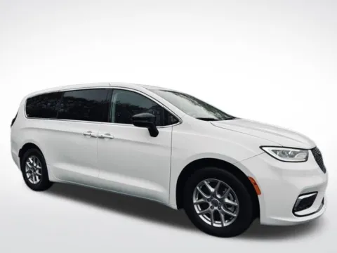 More photos of 2024 Chrysler Pacifica Touring L at Zeigler BMW of Kalamazoo, MI