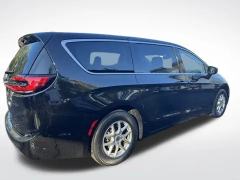 More photos of 2024 Chrysler Pacifica Touring L at Zeigler BMW of Kalamazoo, MI