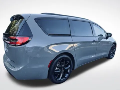 More photos of 2025 Chrysler Pacifica Limited at Zeigler BMW of Kalamazoo, MI