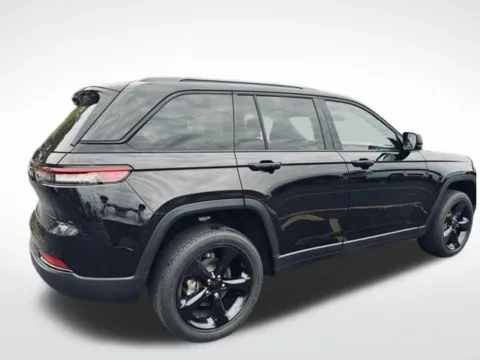 More photos of 2022 Jeep Grand Cherokee Altitude at Zeigler BMW of Kalamazoo, MI