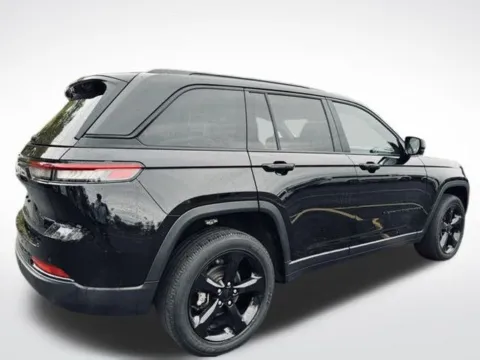 More photos of 2023 Jeep Grand Cherokee Altitude at Zeigler BMW of Kalamazoo, MI