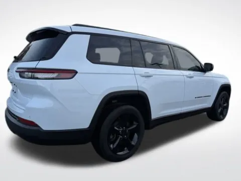More photos of 2023 Jeep Grand Cherokee L Altitude at Zeigler BMW of Kalamazoo, MI