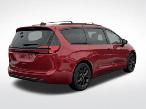 More photos of 2025 Chrysler Pacifica Limited at Zeigler BMW of Kalamazoo, MI