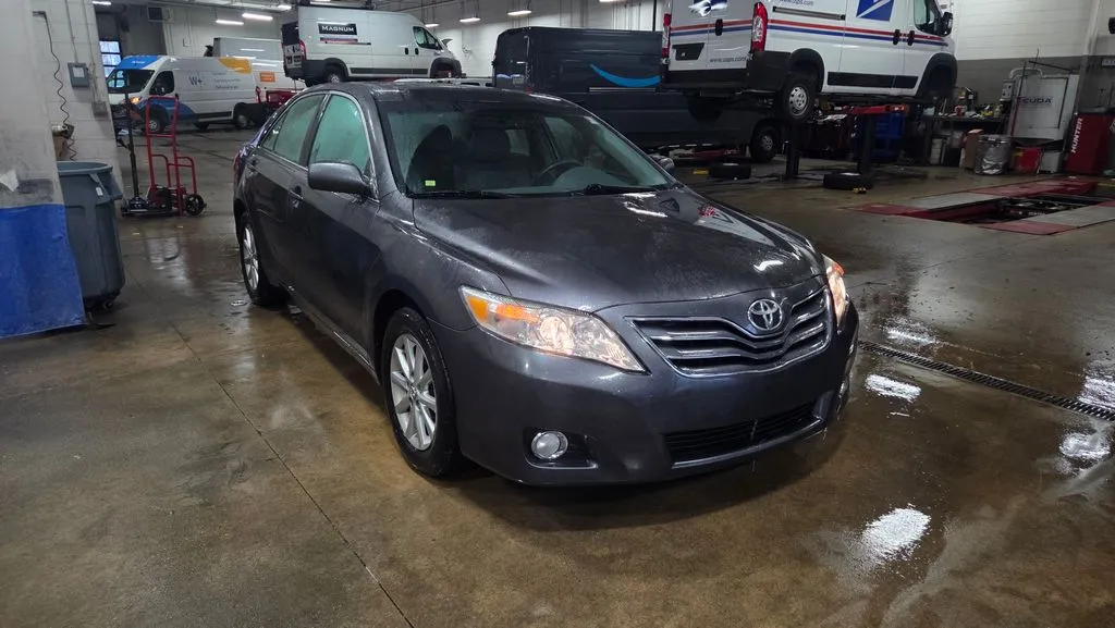 Gray 2011 Toyota Camry XLE for sale in Grandville, MI