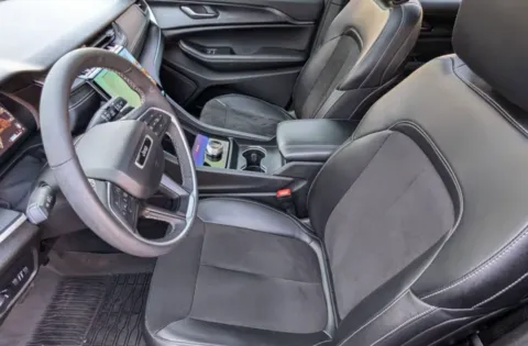 More photos of 2023 Jeep Grand Cherokee L Altitude at Zeigler Chrysler Dodge Jeep Ram of Grandville, MI