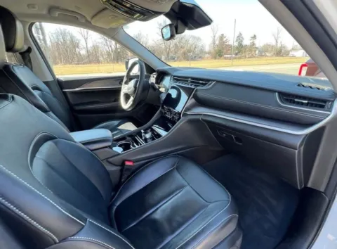 More photos of 2022 Jeep Grand Cherokee Limited at Zeigler Chrysler Dodge Jeep Ram of Grandville, MI