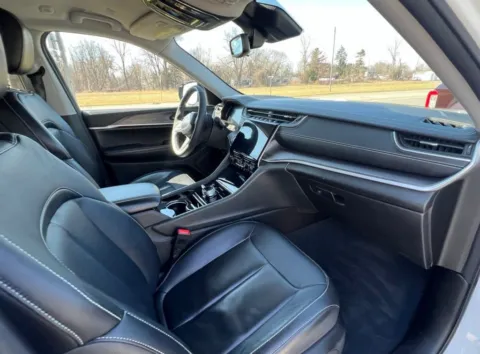 More photos of 2022 Jeep Grand Cherokee Limited at Zeigler Chrysler Dodge Jeep Ram of Grandville, MI