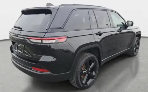 More photos of 2023 Jeep Grand Cherokee L Altitude at Zeigler Chrysler Dodge Jeep Ram of Grandville, MI