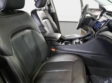 More photos of 2023 Jeep Grand Cherokee Limited at Zeigler Chrysler Dodge Jeep Ram of Grandville, MI