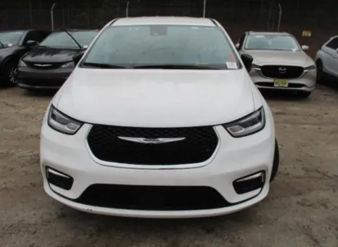 White 2024 Chrysler Pacifica Touring L for sale in Grandville, MI