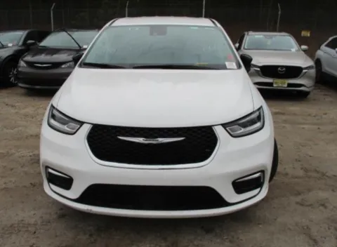 White 2024 Chrysler Pacifica Touring L for sale in Grandville, MI