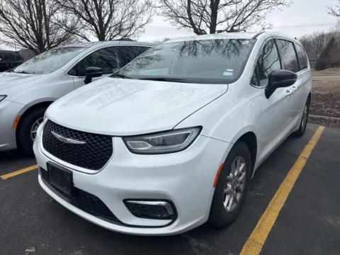 White 2024 Chrysler Pacifica Touring L for sale in Grandville, MI
