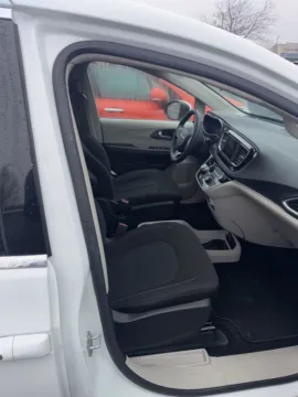 More photos of 2022 Chrysler Voyager LX at Zeigler Chrysler Dodge Jeep Ram of Grandville, MI