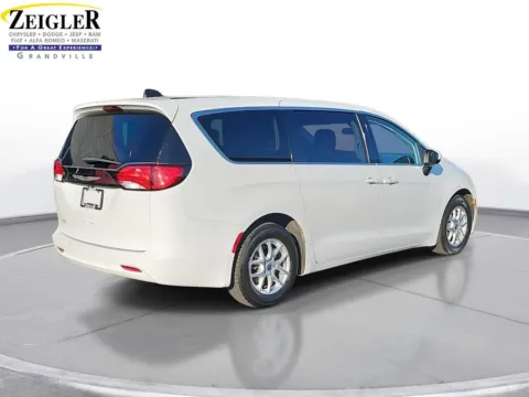 More photos of 2022 Chrysler Voyager LX at Zeigler Chrysler Dodge Jeep Ram of Grandville, MI