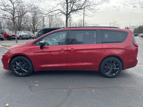 More photos of 2025 Chrysler Pacifica Limited at Zeigler Chrysler Dodge Jeep Ram of Grandville, MI