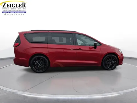 More photos of 2025 Chrysler Pacifica Limited at Zeigler Chrysler Dodge Jeep Ram of Grandville, MI