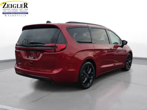 More photos of 2025 Chrysler Pacifica Limited at Zeigler Chrysler Dodge Jeep Ram of Grandville, MI