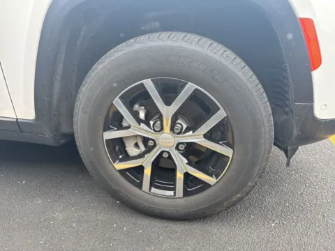 More photos of 2023 Jeep Grand Cherokee Limited at Zeigler Chrysler Dodge Jeep Ram of Grandville, MI