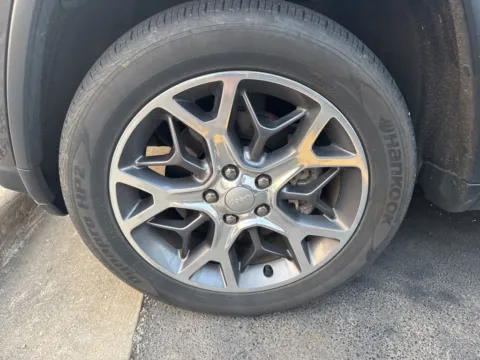 More photos of 2021 Jeep Grand Cherokee Limited at Zeigler Chrysler Dodge Jeep Ram of Grandville, MI