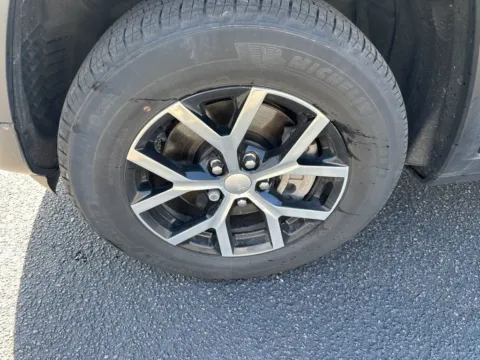 More photos of 2023 Jeep Grand Cherokee L Limited at Zeigler Chrysler Dodge Jeep Ram of Grandville, MI