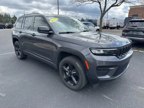 Gray 2023 Jeep Grand Cherokee Altitude for sale in Grandville, MI