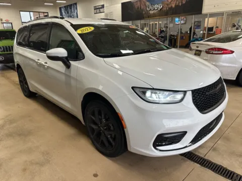White 2023 Chrysler Pacifica Touring L for sale in Grandville, MI