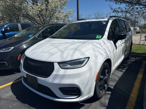White 2025 Chrysler Pacifica Limited for sale in Grandville, MI