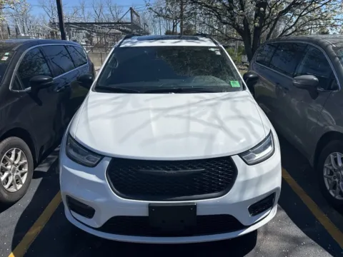 More photos of 2025 Chrysler Pacifica Limited at Zeigler Chrysler Dodge Jeep Ram of Grandville, MI