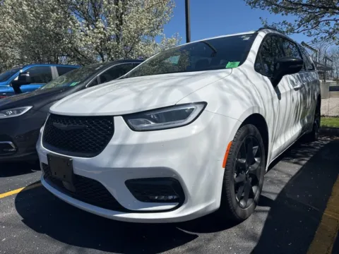 Photos of 2025 Chrysler Pacifica Limited for sale in Grandville, MI at Zeigler Chrysler Dodge Jeep Ram of Grandville