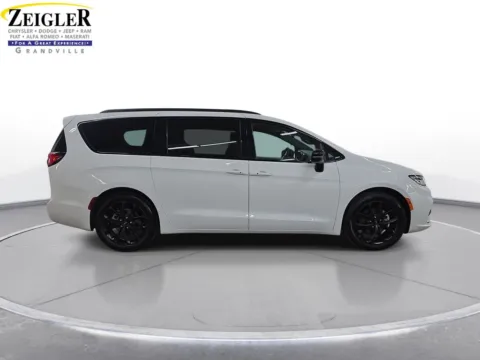 More photos of 2025 Chrysler Pacifica Limited at Zeigler Chrysler Dodge Jeep Ram of Grandville, MI