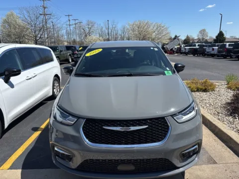 More photos of 2025 Chrysler Pacifica Select at Zeigler Chrysler Dodge Jeep Ram of Grandville, MI