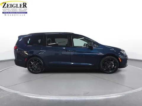 More photos of 2025 Chrysler Pacifica Limited at Zeigler Chrysler Dodge Jeep Ram of Grandville, MI