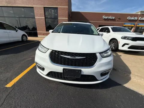 White 2022 Chrysler Pacifica Touring L for sale in Grandville, MI