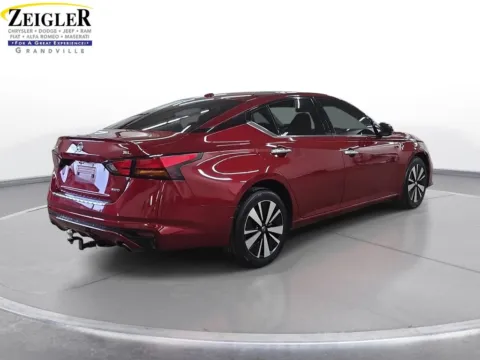 More photos of 2022 Nissan Altima 2.5 SL at Zeigler Chrysler Dodge Jeep Ram of Grandville, MI
