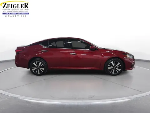 More photos of 2022 Nissan Altima 2.5 SL at Zeigler Chrysler Dodge Jeep Ram of Grandville, MI