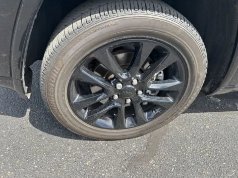 More photos of 2022 Jeep Grand Cherokee WK Laredo X at Zeigler Chrysler Dodge Jeep Ram of Grandville, MI