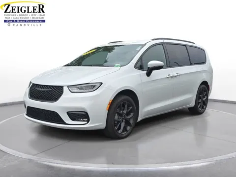 White 2023 Chrysler Pacifica Touring L for sale in Grandville, MI