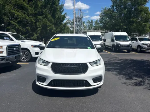 White 2023 Chrysler Pacifica Touring L for sale in Grandville, MI