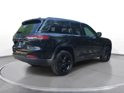 More photos of 2023 Jeep Grand Cherokee Limited at Zeigler Chrysler Dodge Jeep Ram of Grandville, MI