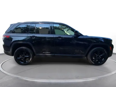 More photos of 2023 Jeep Grand Cherokee Limited at Zeigler Chrysler Dodge Jeep Ram of Grandville, MI