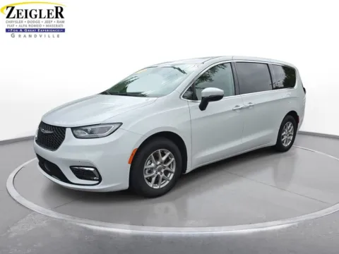 White 2023 Chrysler Pacifica Touring L for sale in Grandville, MI