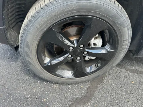 More photos of 2023 Jeep Grand Cherokee Limited at Zeigler Chrysler Dodge Jeep Ram of Grandville, MI