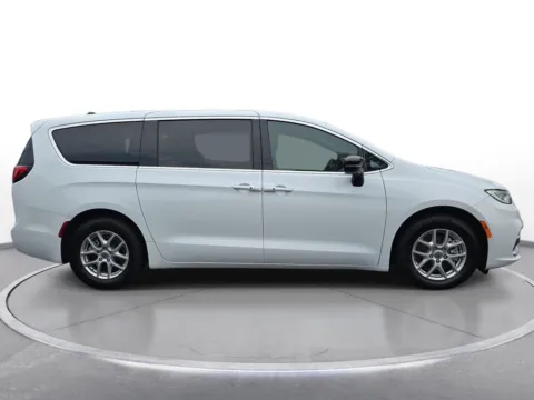 More photos of 2025 Chrysler Pacifica Select at Zeigler Chrysler Dodge Jeep Ram of Grandville, MI