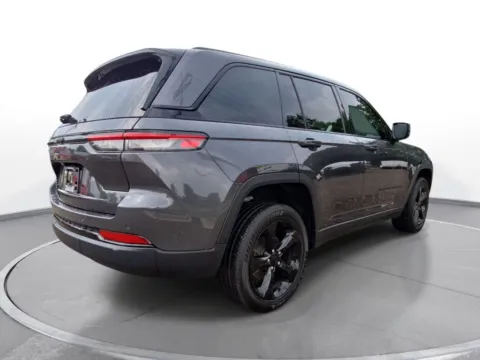 More photos of 2022 Jeep Grand Cherokee Altitude at Zeigler Chrysler Dodge Jeep Ram of Grandville, MI
