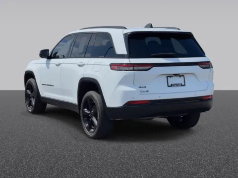 More photos of 2022 Jeep Grand Cherokee Altitude at Zeigler Chrysler Dodge Jeep Ram of Grandville, MI