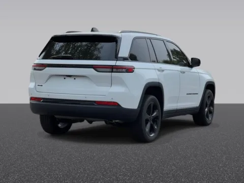 More photos of 2022 Jeep Grand Cherokee Altitude at Zeigler Chrysler Dodge Jeep Ram of Grandville, MI